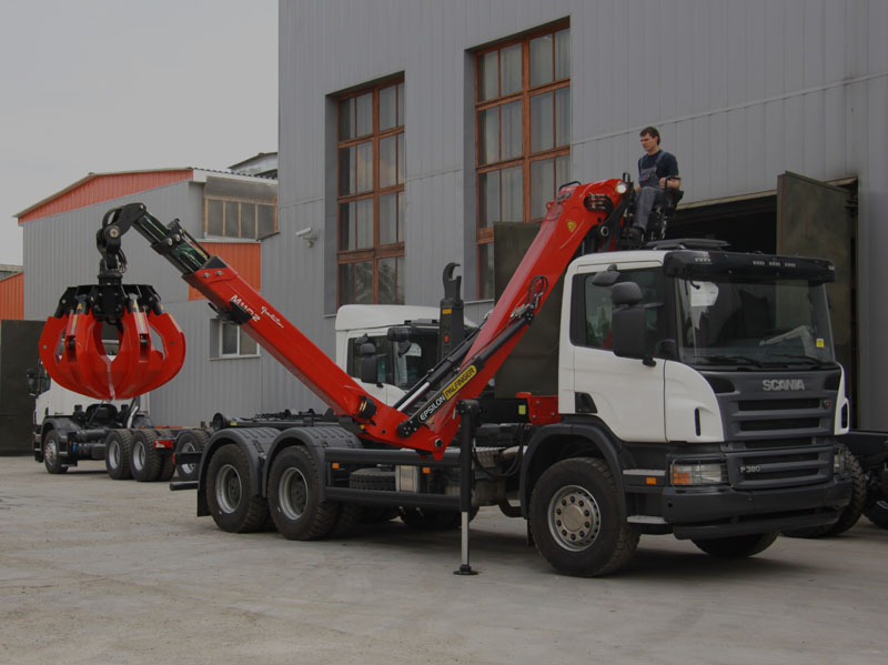Hooklift with crane and gripper