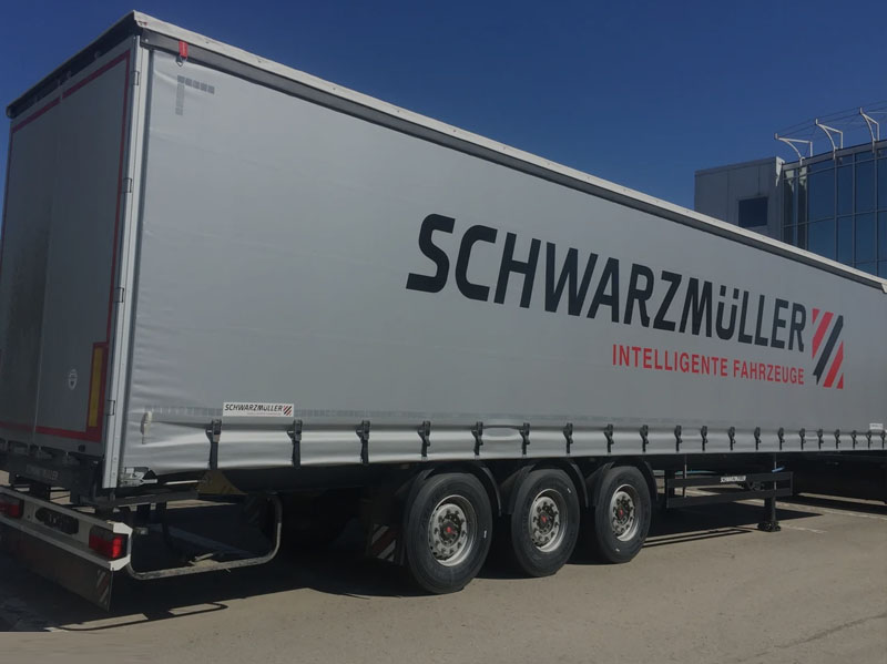 Semitrailer with moving floor